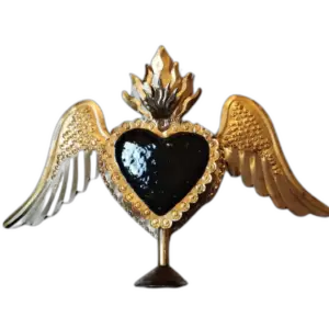 Artesanía de metal Corazón de San Miguel con alas y llamas, montado sobre una base circular, pieza tradicional de San Miguel de Allende.